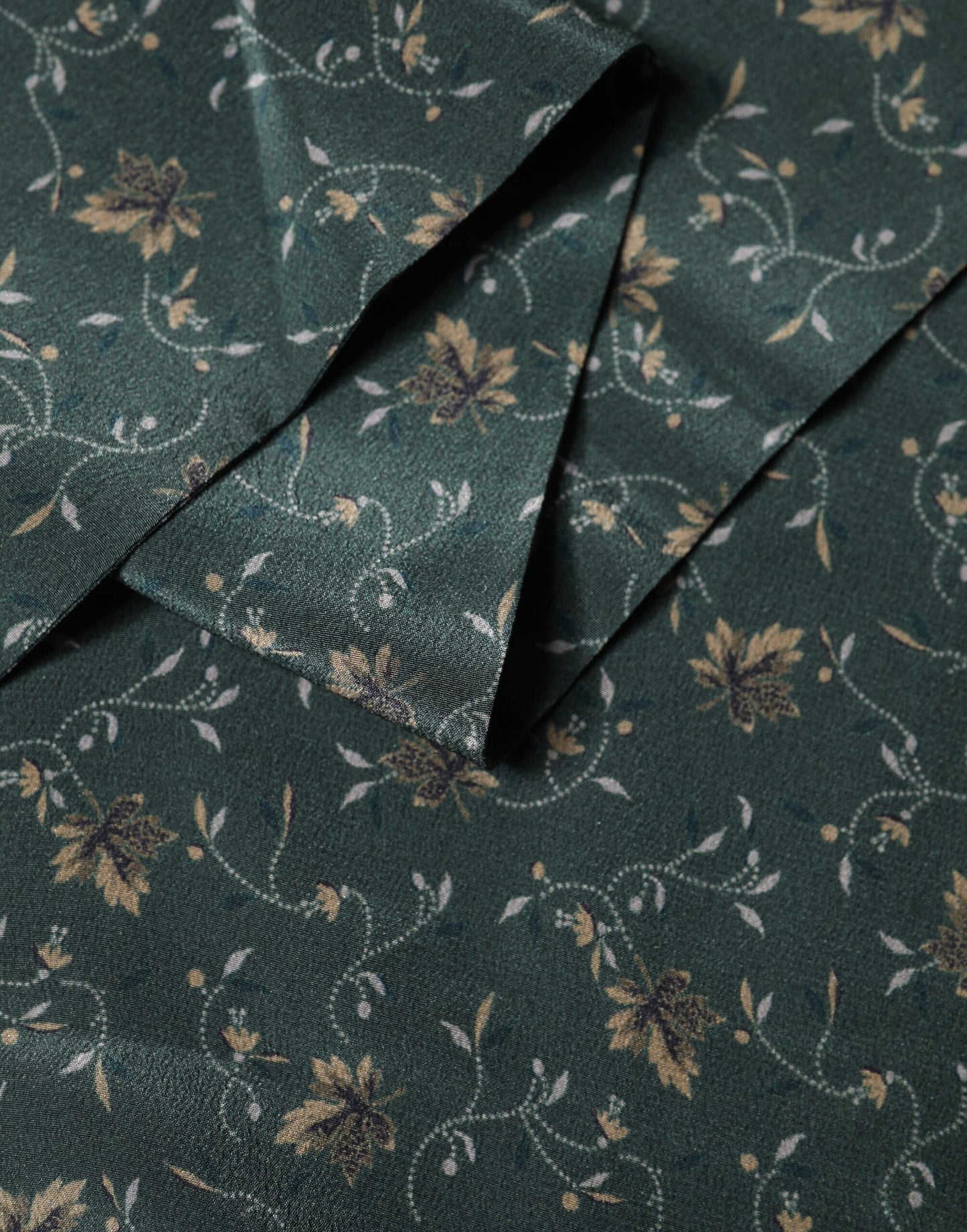 Dolce & Gabbana Green Silk Floral Pattern Fringed 135cm X 16cm Scarf