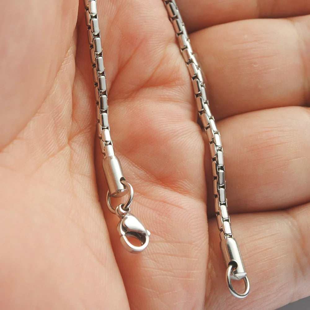 Collier avec pendentif en métal pour hommes inoxydable.