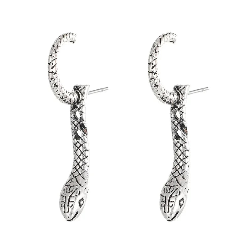 Boucle d'oreilles en forme de serpent originales . A porter en toutes occasions.