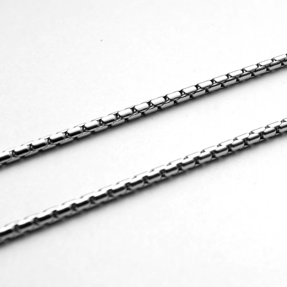 Collier avec pendentif en métal pour hommes inoxydable.