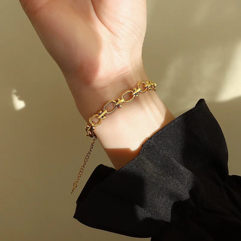Bracelet en métal en acier inoxydable femmes plaquée or 18 carats.