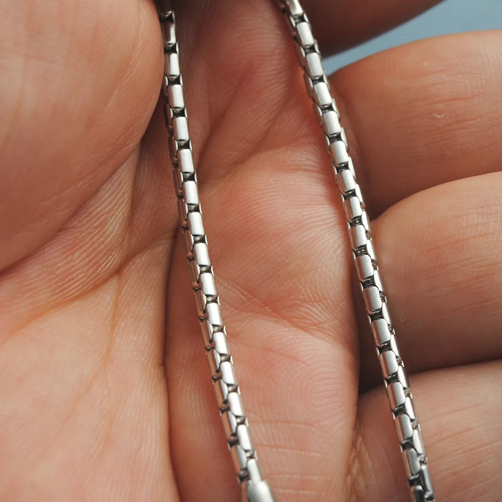 Collier avec pendentif en métal pour hommes inoxydable.