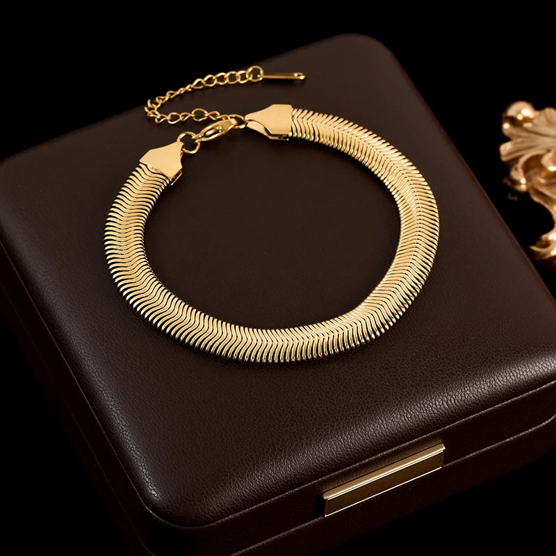 Bracelet en métal en acier inoxydable femmes plaquée or 18 carats.